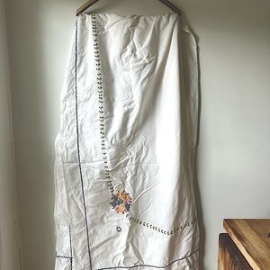 ANTHROPOLOGIE embroidered Tablecloth, 94"x41"